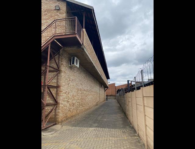 300.80M² BUSINESS CENTRE FOR SALE IN RUSTENBURG CENTRAL